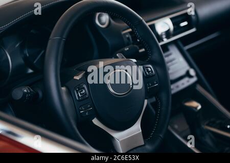 Modernes Luxusauto im Inneren. Interieur von Prestige modernen Auto. Moderne Innenausstattung Stockfoto