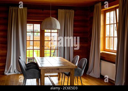 Gemütliche Inneneinrichtung eines Holzhauses Stockfoto