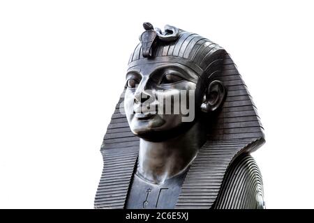 Sphinx im ägyptischen Stil auf der Seite des Needle Obelisken von Cleopatra am Victoria Embankment, London, Großbritannien Stockfoto