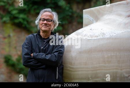 Der Künstler Anish Kapoor in der Houghton Hall, King's Lynn, vor der Eröffnung seiner größten britischen Ausstellung von Outdoor-Skulpturen. Stockfoto