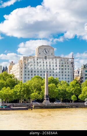 Blick von außen auf das Shell Mex House (80 Stand) und Cleopatras Needle Monument von der Southbank, London, Großbritannien Stockfoto