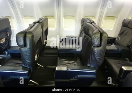 GUADALAJARA, MEXIKO -4 JUL 2020- Ansicht der Sitzreihen in einer leeren Business Class Kabine einer Boeing 737 von United Airlines (UA). Stockfoto