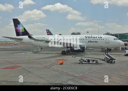 GUADALAJARA, MEXIKO -4 JUL 2020- Blick auf ein Flugzeug der mexikanischen Low-Cost-Fluggesellschaft Volaris (Y4) auf dem Miguel Hidalgo y Costilla Guadalajara International Stockfoto