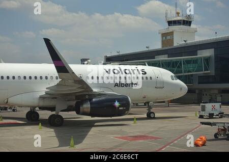 GUADALAJARA, MEXIKO -4 JUL 2020- Blick auf ein Flugzeug der mexikanischen Low-Cost-Fluggesellschaft Volaris (Y4) auf dem Miguel Hidalgo y Costilla Guadalajara International Stockfoto