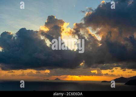Landschaft Sonnenaufgang auf Hon Chong Kap, Nha Trang, Khanh Hoa Provinz, Vietnam. Reise- und Naturkonzept. Morgenhimmel, Wolken, Sonne und Meerwasser Stockfoto