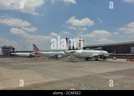 GUADALAJARA, MEXIKO -4 JUL 2020- Blick auf ein Flugzeug der mexikanischen Low-Cost-Fluggesellschaft Volaris (Y4) auf dem Miguel Hidalgo y Costilla Guadalajara International Stockfoto