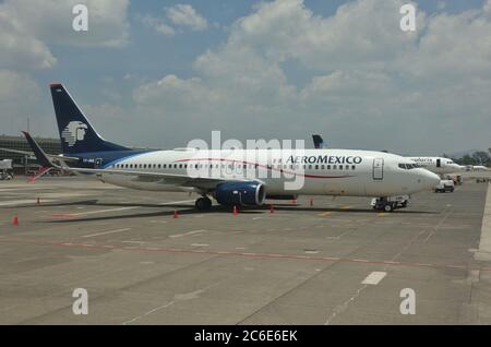 GUADALAJARA, MEXIKO -4 JUL 2020- Blick auf eine Boeing 737 der mexikanischen Fluggesellschaft AeroMexico (AM) auf dem Miguel Hidalgo y Costilla Guadalajara Internat Stockfoto