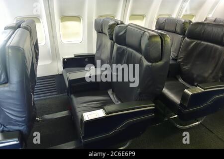 GUADALAJARA, MEXIKO -4 JUL 2020- Ansicht der Sitzreihen in einer leeren Business Class Kabine einer Boeing 737 von United Airlines (UA). Stockfoto