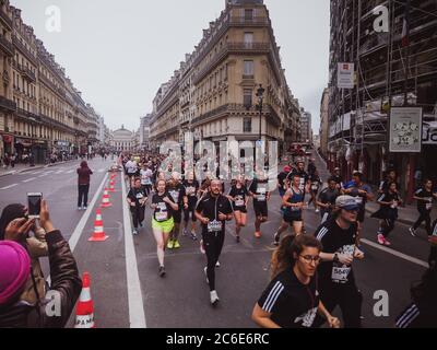 PARIS - 9. Juni 2019: Teilnehmer treten in Paris AUF dem 10 KM langen DE PARIS an. Stockfoto