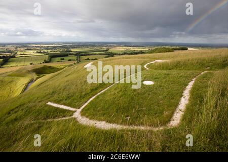 Die prähistorische White Horse Carving und Dragon Hill mit Vale of White Horse mit Regenbogen, Uffington, Oxfordshire, England, Großbritannien, Europa Stockfoto