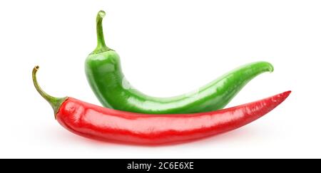 Zwei Chili-Paprika in verschiedenen Farben auf weißem Hintergrund isoliert Stockfoto