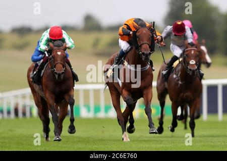 Bear Force One von William Buick geritten gewinnt die Each Way Extra bei bet365 Handicap während des ersten Tages des Moet and Chandon July Festivals auf der Newmarket Racecourse. Stockfoto