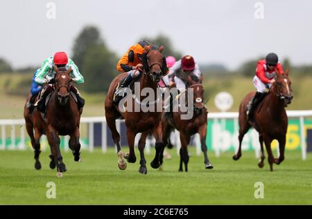 Bear Force One von William Buick geritten gewinnt die Each Way Extra bei bet365 Handicap während des ersten Tages des Moet and Chandon July Festivals auf der Newmarket Racecourse. Stockfoto