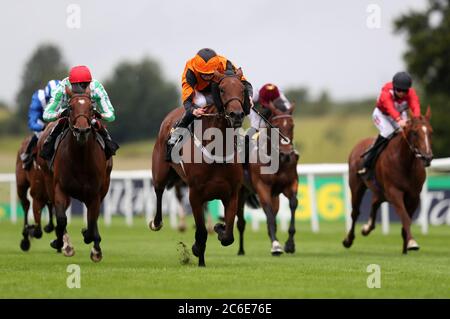 Bear Force One von William Buick geritten gewinnt die Each Way Extra bei bet365 Handicap während des ersten Tages des Moet and Chandon July Festivals auf der Newmarket Racecourse. Stockfoto