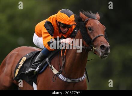 Bear Force One von William Buick geritten gewinnt die Each Way Extra bei bet365 Handicap während des ersten Tages des Moet and Chandon July Festivals auf der Newmarket Racecourse. Stockfoto