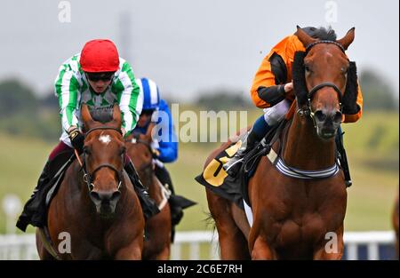 Bear Force One von William Buick geritten gewinnt die Each Way Extra bei bet365 Handicap während des ersten Tages des Moet and Chandon July Festivals auf der Newmarket Racecourse. Stockfoto