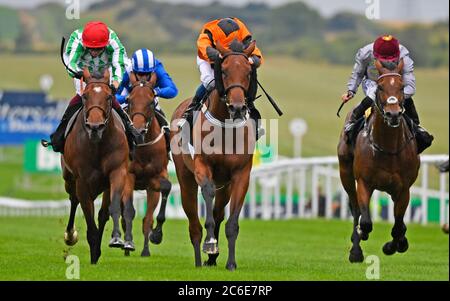 Bear Force One von William Buick geritten gewinnt die Each Way Extra bei bet365 Handicap während des ersten Tages des Moet and Chandon July Festivals auf der Newmarket Racecourse. Stockfoto