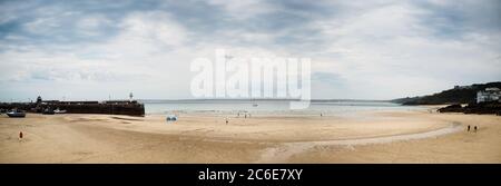 Panorama des Strandes in St. Ives bei Ebbe in Cornwall in England. Stockfoto