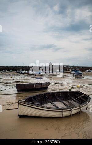 Blick auf Boote in St. Ives Strand bei Ebbe in Cornwall in England Stockfoto