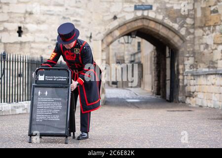 Chief Yeoman Warder Peter McGowran legt am Tower of London soziale Distanzierungsschilder aus, da die Vorbereitungen für die Wiedereröffnung des historischen Ortes nach der Schließung aufgrund der Coronavirus-Sperre fortgesetzt werden. Stockfoto