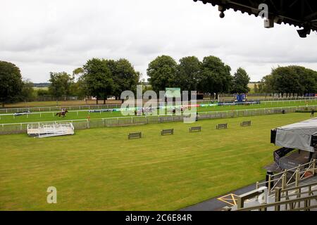 Bear Force One von William Buick (orange Seide) geritten gewinnt die jede Art Extra bei bet365 Handicap während des ersten Tages des Moet und Chandon Juli Festival auf Newmarket Racecourse. Stockfoto