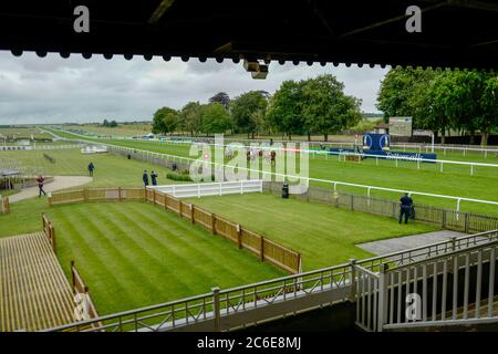 Bear Force One von William Buick geritten gewinnt die Each Way Extra bei bet365 Handicap während des ersten Tages des Moet and Chandon July Festivals auf der Newmarket Racecourse. Stockfoto