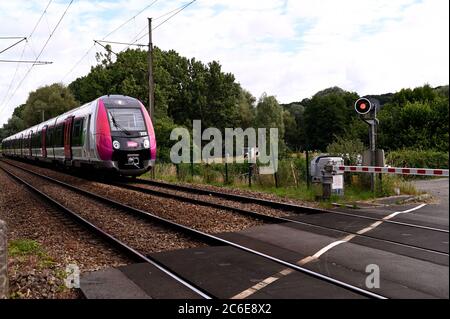 S-Bahn durch die Landschaft Stockfoto