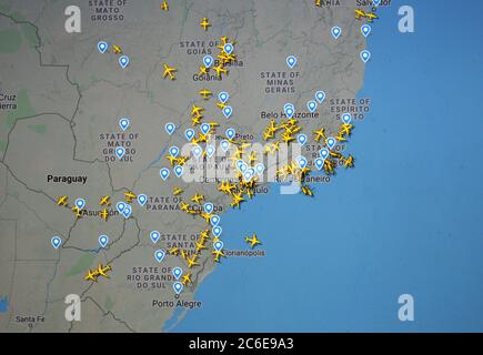 Flugverkehr über Paraguay und Brasilien (09. juli 2020, UTC 12.03) auf der Internetseite von Flightradar 24 von Svenska Resenätverket ab Stockfoto