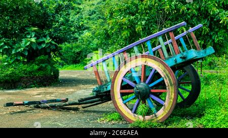 Bunte, traditionelle, Vintage-Stil handgefertigten Bullock-Wagen in dem ländlichen Dorf Maharashtra. Stockfoto