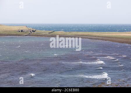 Blick über eine windige Ardmore Bay auf der Waternish Peninsula, Isle of Skye und den Ozean dahinter, mit weißen Pferden auf den Wellen. Stockfoto