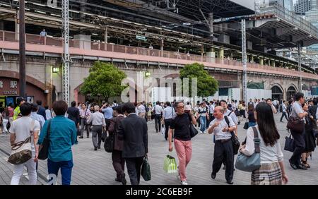 Menge von Büroangestellten am Shimbashi Bahnhof, Tokio, Japan Stockfoto