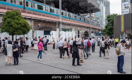 Menge von Büroangestellten am Shimbashi Bahnhof, Tokio, Japan nach Bürozeiten. Stockfoto