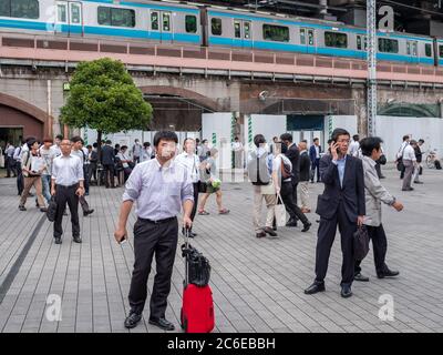 Menge von Büroangestellten am Shimbashi Bahnhof, Tokio, Japan nach Bürozeiten. Stockfoto