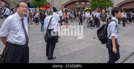 Menge von Büroangestellten am Shimbashi Bahnhof, Tokio, Japan nach Bürozeiten. Stockfoto