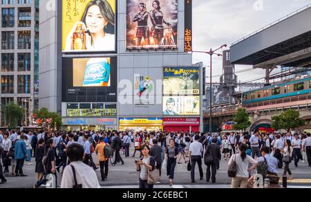 Menge von Büroangestellten am Shimbashi Bahnhof, Tokio, Japan nach Bürozeiten. Stockfoto