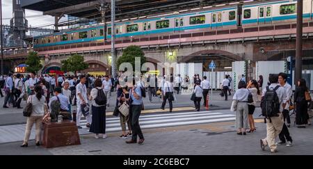 Menge von Büroangestellten am Shimbashi Bahnhof, Tokio, Japan nach Bürozeiten. Stockfoto