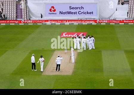 Eine allgemeine Sicht des Spiels, wie Shannon Gabriel von West Indies mit seinen Teamkollegen feiert, nachdem er das Wicket der englischen Rory Burns am zweiten Tag der Test Series im Ageas Bowl, Southampton, genommen hat. Stockfoto