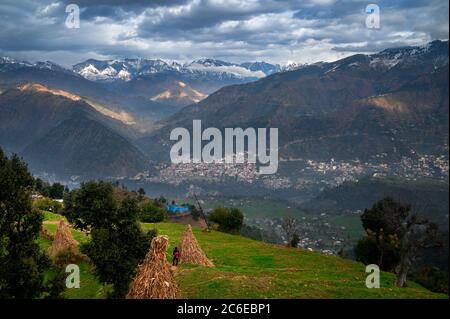 Bunte, lebendige Landschaft Blick auf Chaba Stadt im Winter auf Himalaya Berge auf dem Weg zu Trek Khajjiar, Himachal Pradesh, Indien. Stockfoto