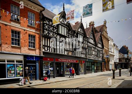 Shrewsbury Stadtzentrum in Shropshire Tudor Architektur Edinburgh Woolen Mill auf der High Street Stockfoto