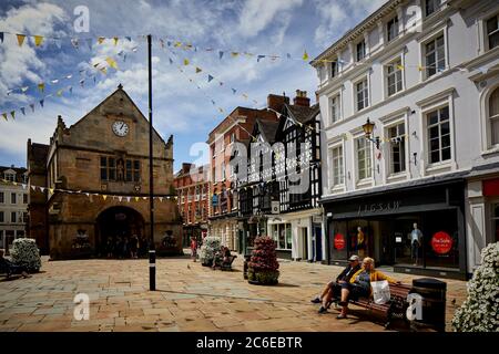 Shrewsbury Square Stadtzentrum in Shropshire Tudor Architektur in einer Fußgängerzone mit Showing-Bereich und Old Market Hall Stockfoto