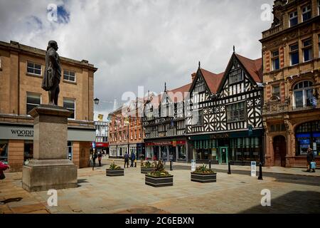 Shrewsbury Stadtzentrum in Shropshire Tudor Architektur auf der High Street mit Blick auf den Platz und MP Robert Clive (Clive of India) Statue Stockfoto