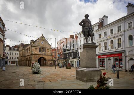 Shrewsbury Stadtzentrum in Shropshire Tudor Architektur auf der High Street mit Blick auf den Platz und MP Robert Clive (Clive of India) Statue Stockfoto