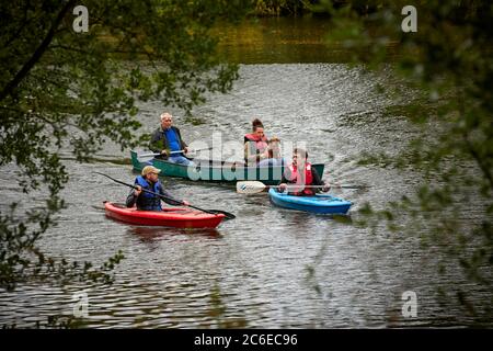 Shrewsbury Stadtzentrum in Shropshire Kanufahren im Fluss Seven Stockfoto