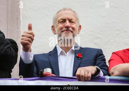 Labour-Chef Jeremy Corbyn zeigt bei der Durham Miners' Gala in der Grafschaft Durham, Großbritannien, einen Daumen nach oben. Die Gala ist eine große Versammlung, die jährlich stattfindet Stockfoto