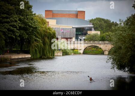 Shrewsbury Stadtzentrum in Shropshire Theater Severn modernes, am Fluss gelegene Theater am Ufer des Flusses Seven Stockfoto