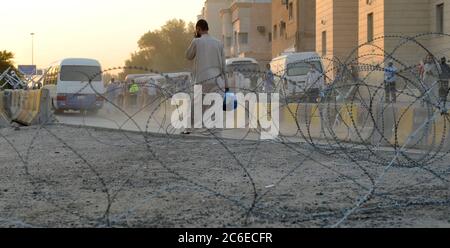 Kuwait-Stadt, Kuwait. Juli 2020. Ein Mann ist auf dem Weg, nach der Aufhebung der Sperrungsbeschränkungen im Gouvernement Farwaniya, Kuwait, am 9. Juli 2020 in der Gegend von Jleeb Al-Shuyoukh zu arbeiten. Die kuwaitische Regierung hob am Donnerstag die Sperre in den Gebieten Jleeb Al-Shuyoukh und Mahboula auf. Die Sperre wurde den beiden im Ausland dominierten und stark besiedelten Gebieten seit dem 6. April auferlegt. Quelle: Asad/Xinhua/Alamy Live News Stockfoto