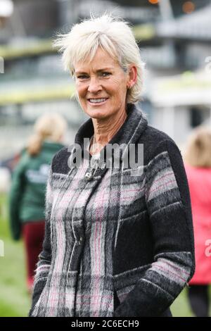 Judy Murray, Mutter des Tennisspielers Andy Murray, geht am Ladies Day auf der Grand National 2016 auf der Aintree Racecourse bei Liverpool auf den Golfplatz. Stockfoto