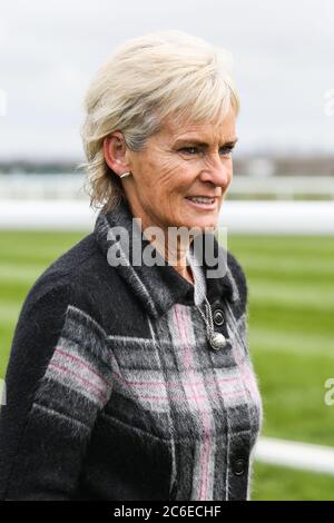 Judy Murray, Mutter des Tennisspielers Andy Murray, geht am Ladies Day auf der Grand National 2016 auf der Aintree Racecourse bei Liverpool auf den Golfplatz. Stockfoto