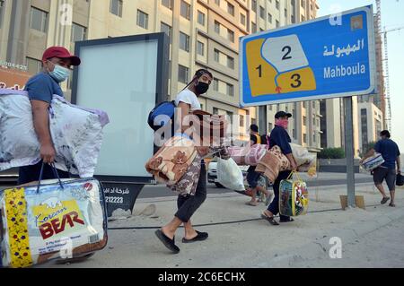 Kuwait-Stadt, Kuwait. Juli 2020. Die Bewohner kehren nach Aufhebung der Sperrungsbeschränkungen in das Mahboula-Gebiet zurück, in Ahmadi Governorate, Kuwait, 9. Juli 2020. Die kuwaitische Regierung hob am Donnerstag die Sperre in den Gebieten Jleeb Al-Shuyoukh und Mahboula auf. Die Sperre wurde den beiden im Ausland dominierten und stark besiedelten Gebieten seit dem 6. April auferlegt. Quelle: Asad/Xinhua/Alamy Live News Stockfoto