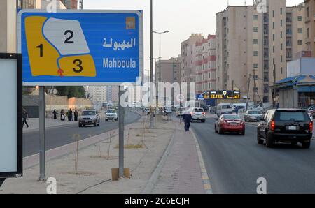 Kuwait-Stadt, Kuwait. Juli 2020. Das Foto vom 9. Juli 2020 zeigt den Eingang zum Mahboula-Gebiet nach Aufhebung der Sperrungsbeschränkungen in Ahmadi Governorate, Kuwait, 9. Juli 2020. Die kuwaitische Regierung hob am Donnerstag die Sperre in den Gebieten Jleeb Al-Shuyoukh und Mahboula auf. Die Sperre wurde den beiden im Ausland dominierten und stark besiedelten Gebieten seit dem 6. April auferlegt. Quelle: Asad/Xinhua/Alamy Live News Stockfoto